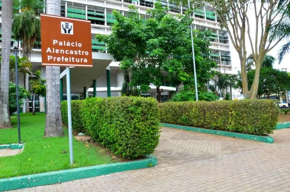Donos de carros e motos poderão retirar veículos de leilão sem pagar taxa municipal em Cuiabá; entenda