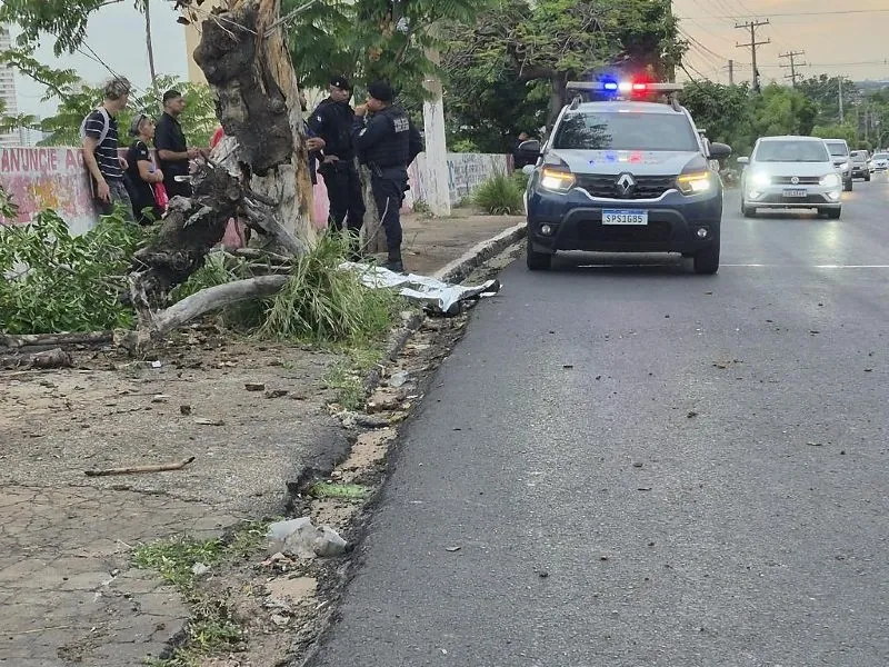 Motociclista de 21 anos morre após bater contra árvore na Avenida Miguel Sutil, em Cuiabá